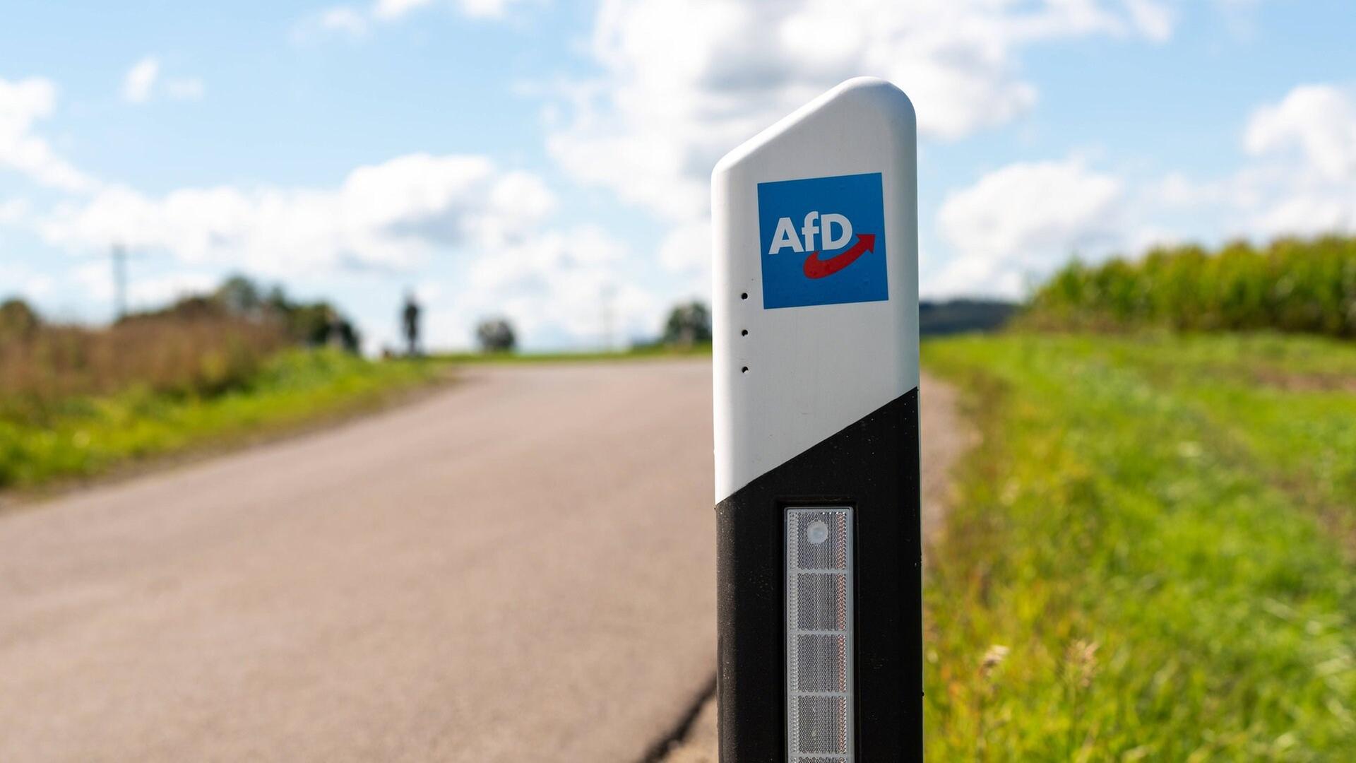 Ein Leitpfosten mit AfD-Aufkleber an einer Landstraße. Symbolbild: Die AfD auf dem Land gewinnt immer weiter an Zustimmung. | IMAGO / Bihlmayerfotografie