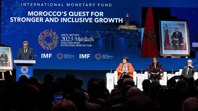 Marokkos Premierminister Aziz Akhannouch hält eine Rede zur Eröffnung des Treffens des Internationalen Währungsfonds (IWF) in Marakesh, Marokko.