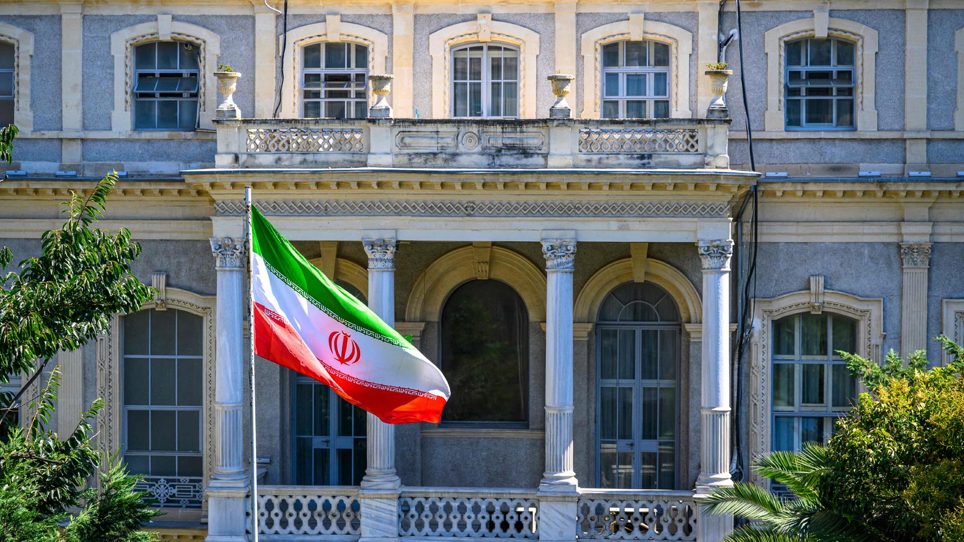 Eine iranische Flagge weht vor dem iranischen Konsulat in Istanbul, Türkei. | AFP