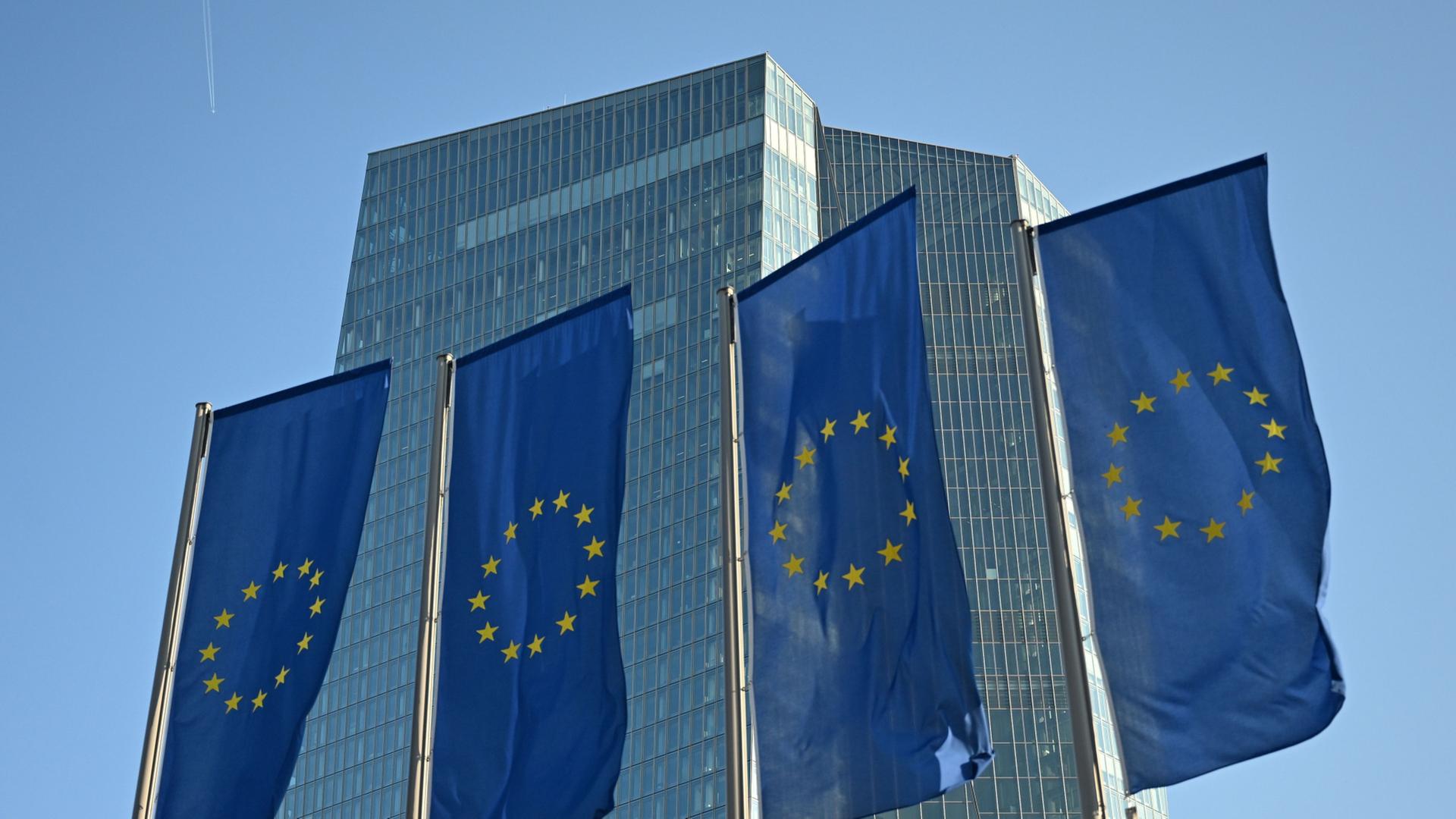 Vier Flaggen der Europ�ischen Union wehen vor der Europ�ischen Zentralbank. | Michael Brandt/dpa