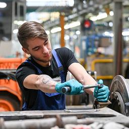 Symbolbild: In der Werkstatt der ViP Verkehrsbetrieb Potsdam GmbH arbeitet am 01.11.2021 der Auszubildende Tom Zobel im 2. Lehrjahr im Rahmen seiner Ausbildung am Fahrwerk einer Straßenbahn. (Quelle: dpa-Zentralbild/Jens Kalaene)