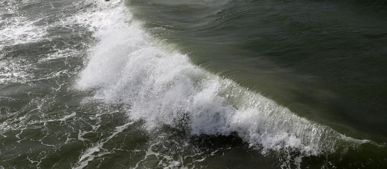 Wellen brechen auf der Ostsee