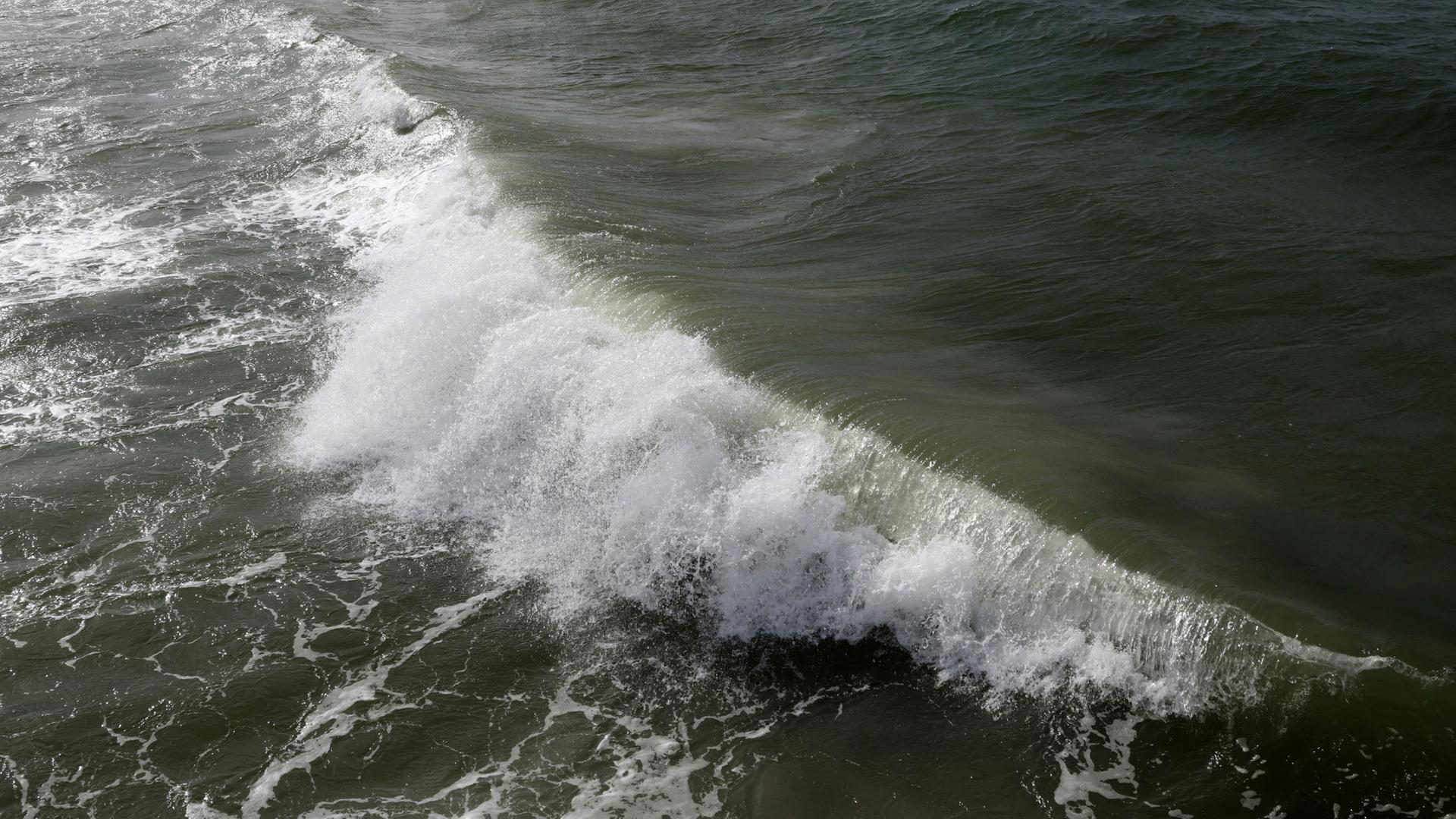Wellen brechen auf der Ostsee | Bernd Wüstneck/dpa