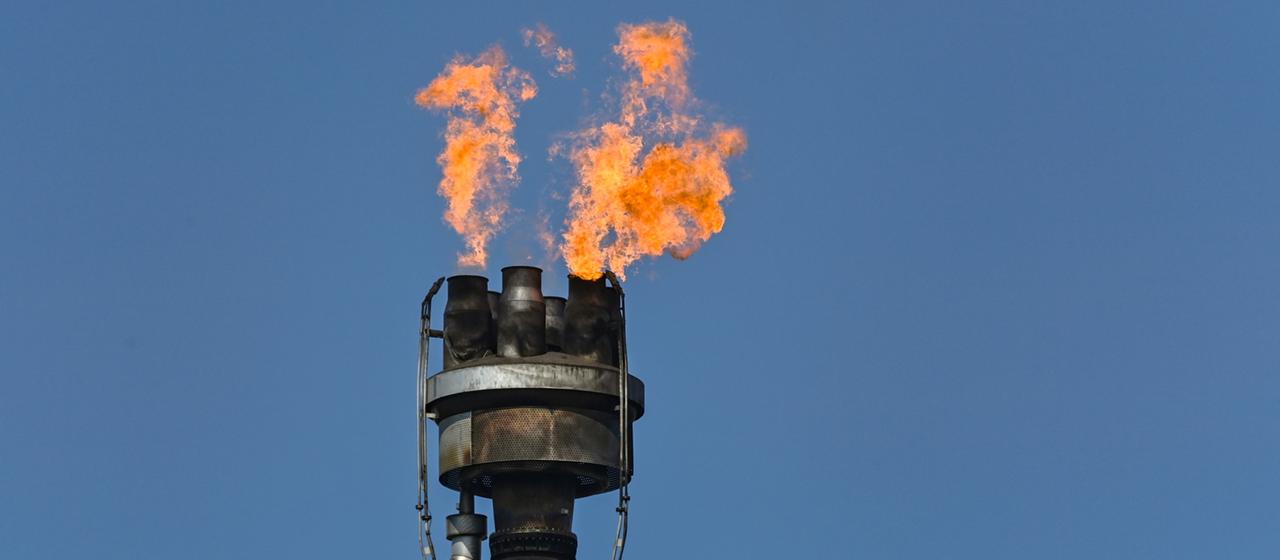 Überschüssiges Gas wird auf einem Industriegelände verbrannt. (Archivbild vom 04.07.2022)