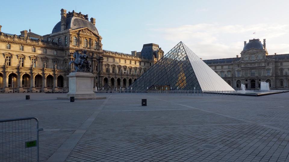 Der Louvre wurde nach dem Diebstahl geschlossen und evakuiert. | dpa Menschenleer ist der Innenhof mit der Pyramide des Louvre-Museums.