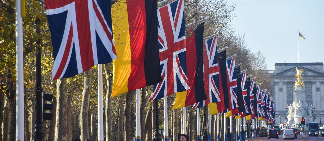 Deutsche Flaggen und Union Jacks säumen die Straße vor dem Buckingham Palace.