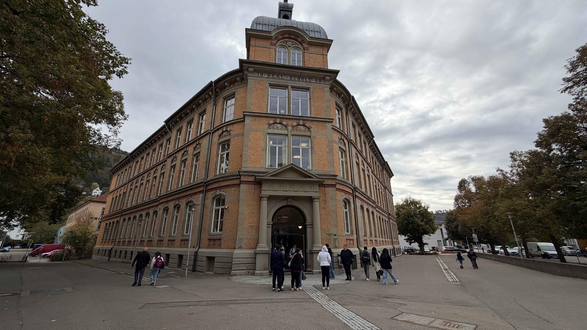 Schüler verlassen eine Schule in Albstadt. Ein Ex-Schüler soll hier eine Lehrerin mit dem Messer angegriffen haben. | SWR