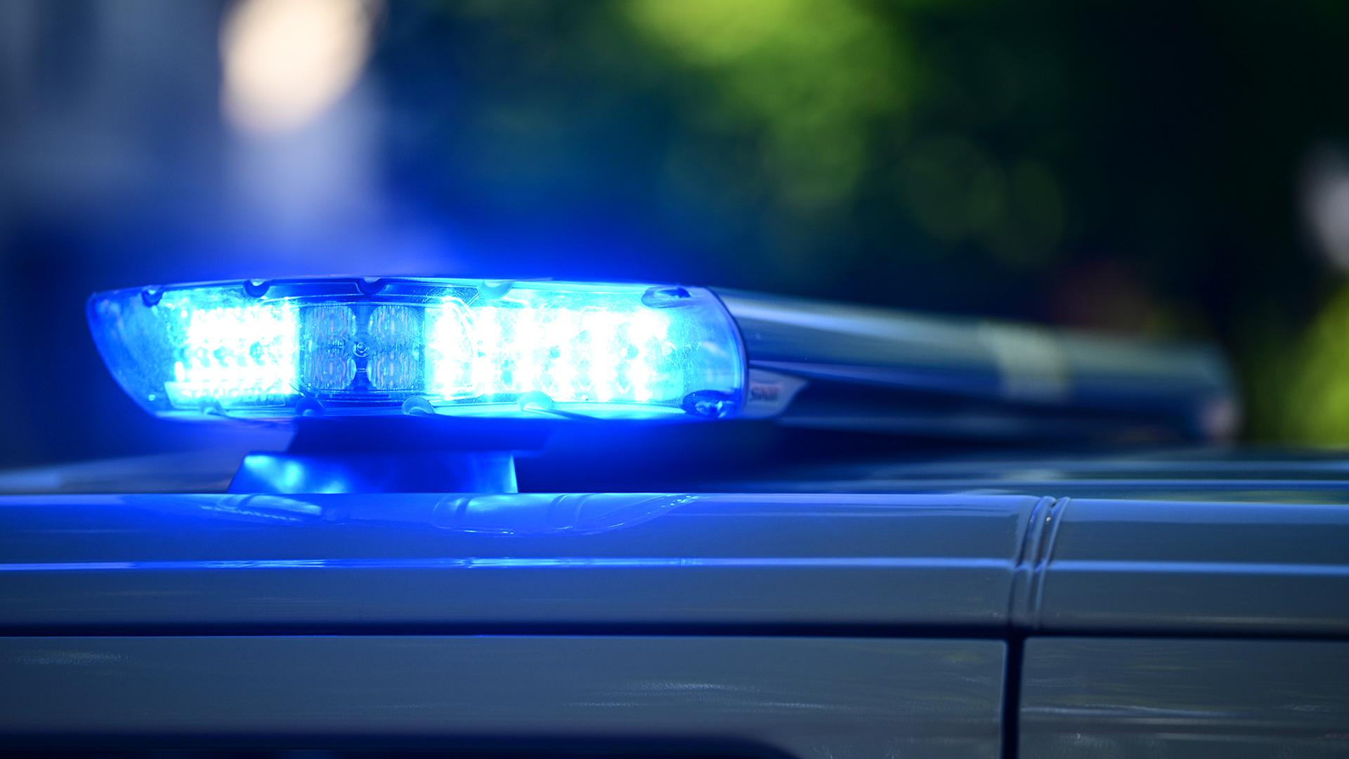Blaulicht blinkt auf einem Auto der Polizei (Quelle: picture alliance/dpa/M.Lenhardt) | picture alliance/dpa/M.Lenhardt