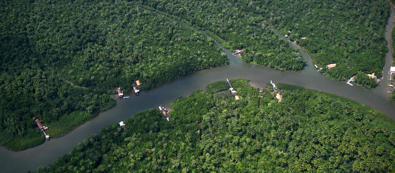 Eine Flussufergemeinde im Amazonas-Regenwald am Tocantins-Fluss in Cameta, Brasilien.