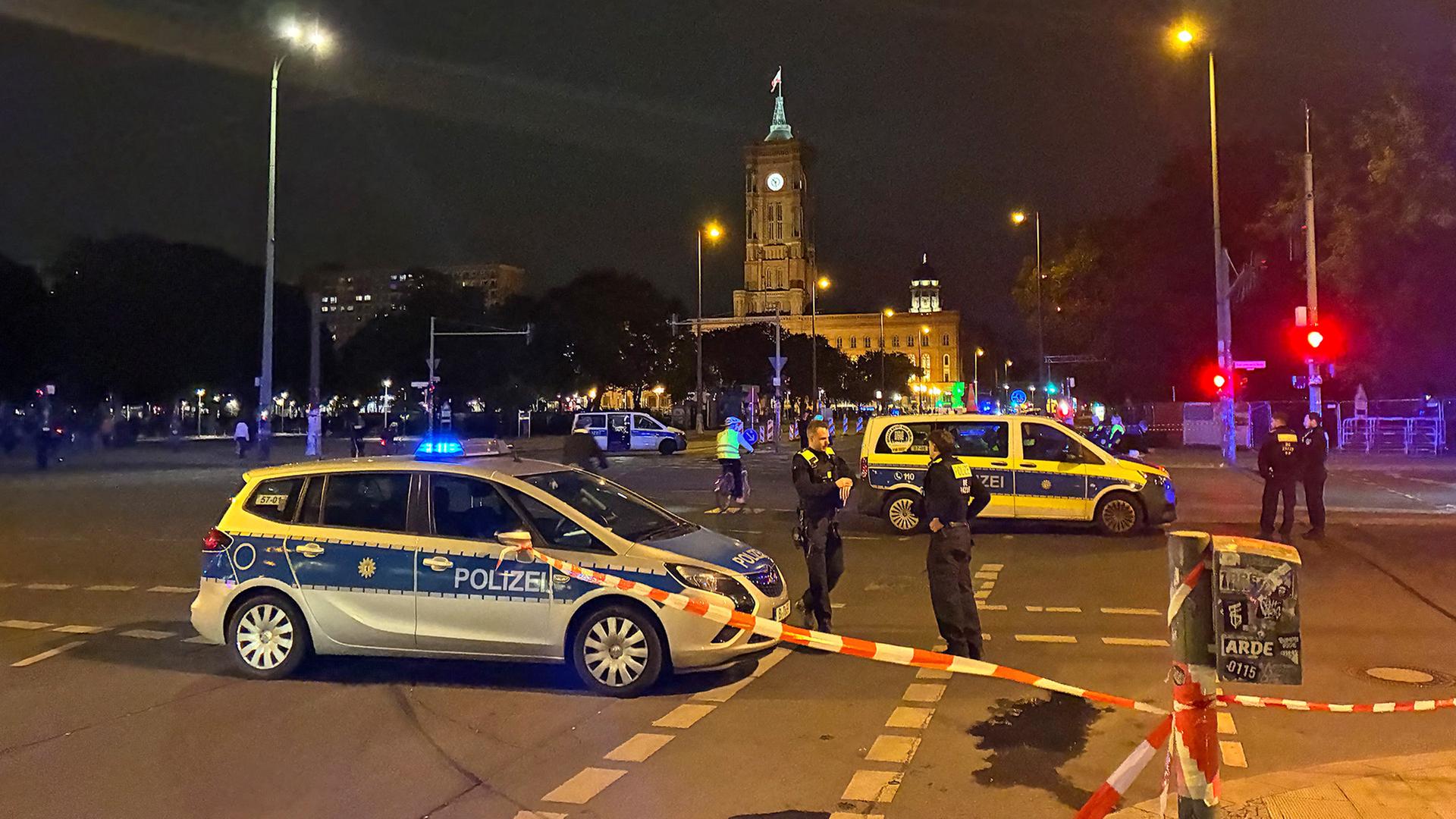 Die Polizei hat nach der Fahrzeugkontrolle, bei der ein Autofahrer von einem Polizisten angeschossen wurde, eine Kreuzung in der Nähe des Roten Rathauses abgesperrt. (Quelle: dpa/Michael Winde) | dpa/Michael Winde