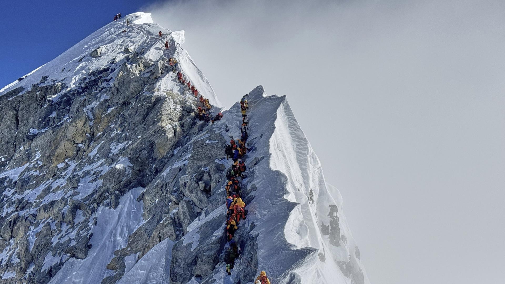 Bergsteiger stehen in einer Schlange am Mount Everest | AP