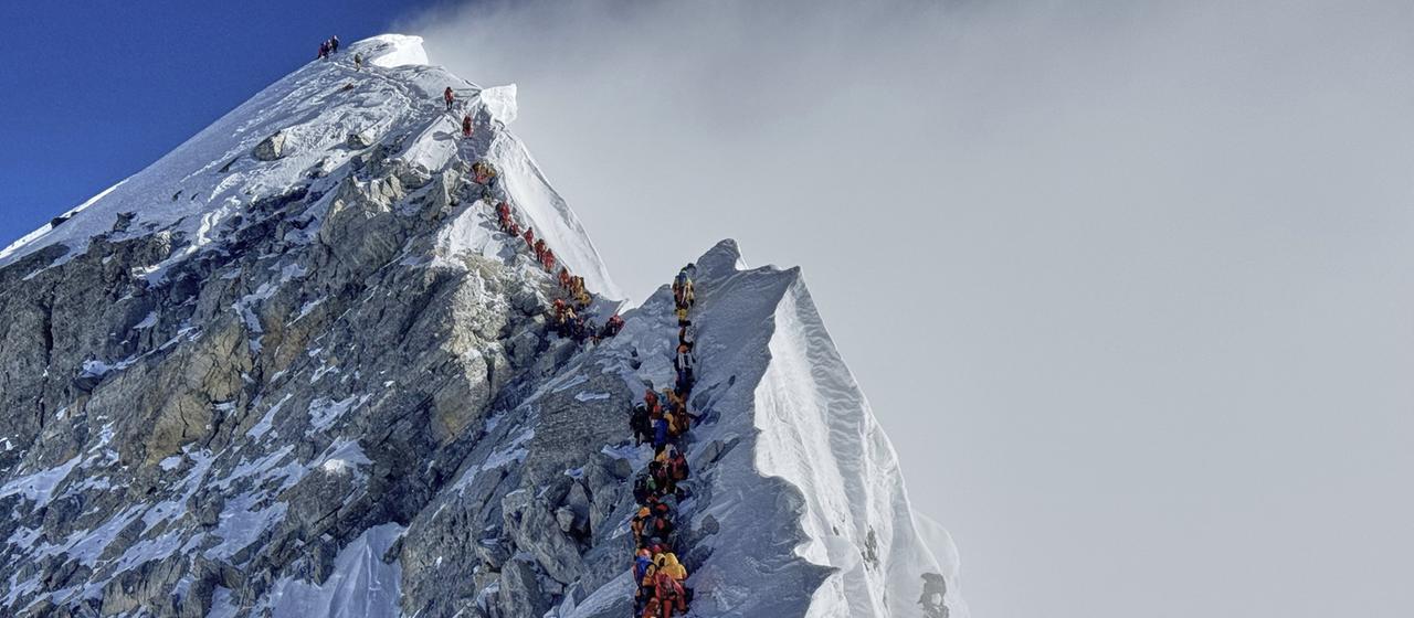 Bergsteiger stehen in einer Schlange am Mount Everest