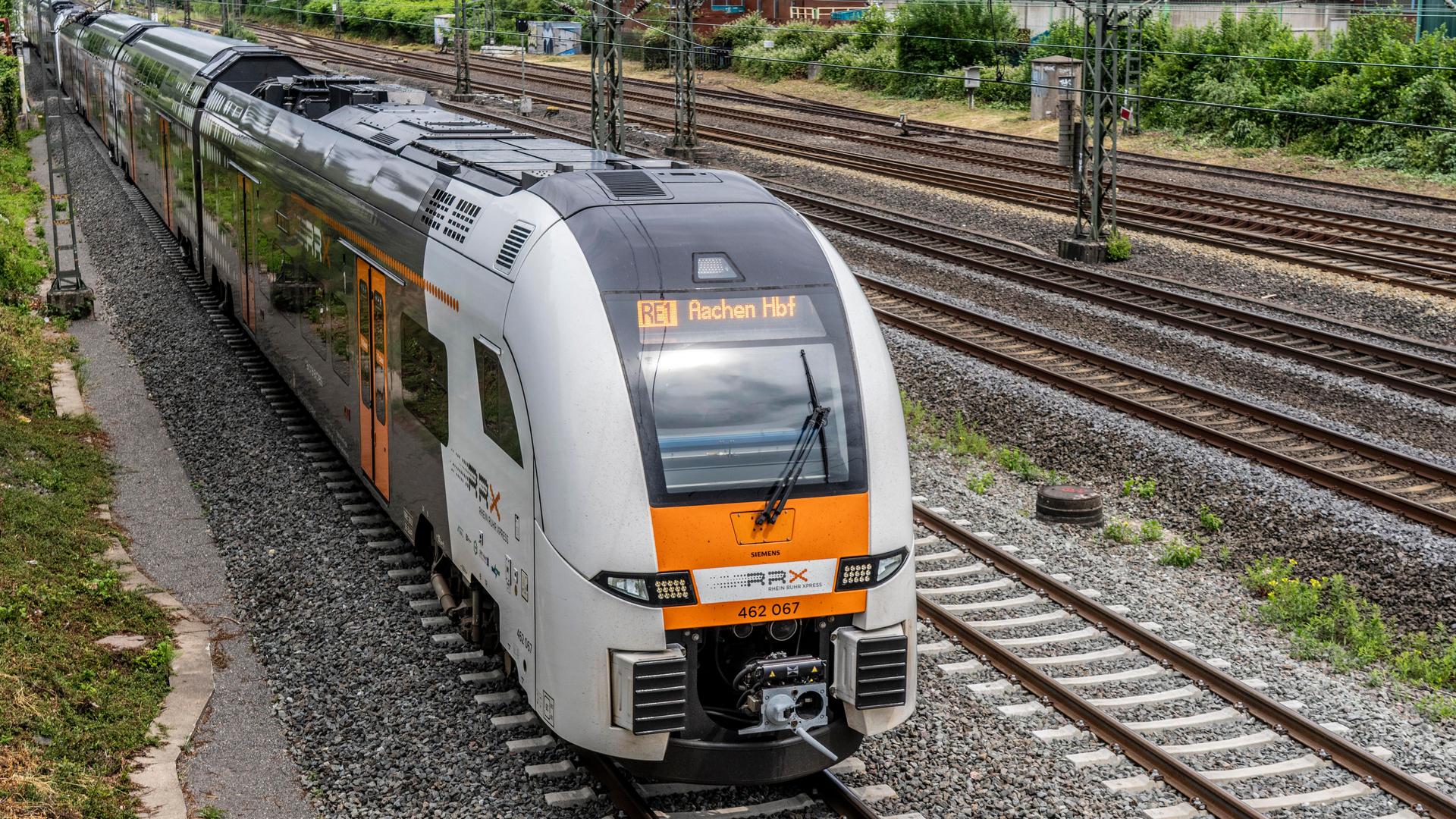 Fahrgäste an einem Bahnsteig in Nordrhein-Westfalen