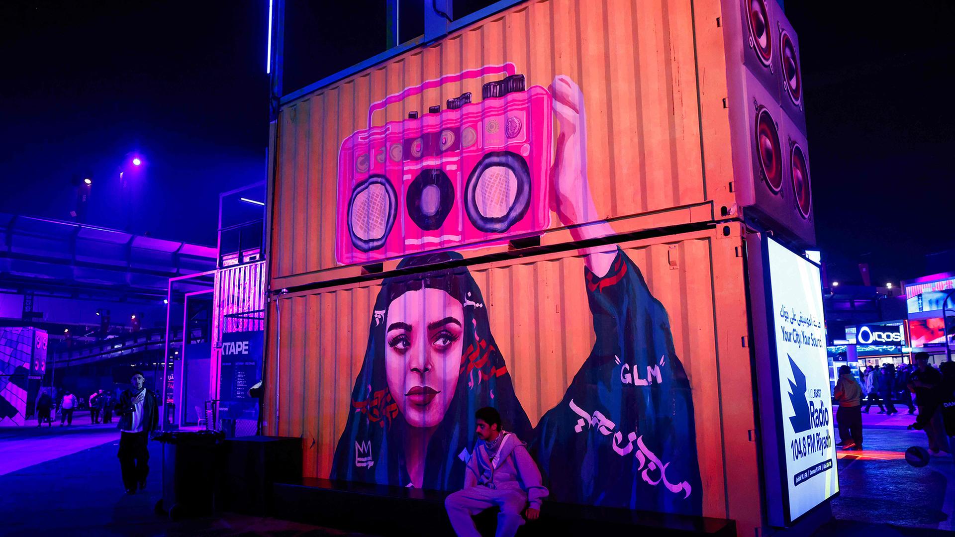 Menschen gehen auf das GelÃ¤nde des 