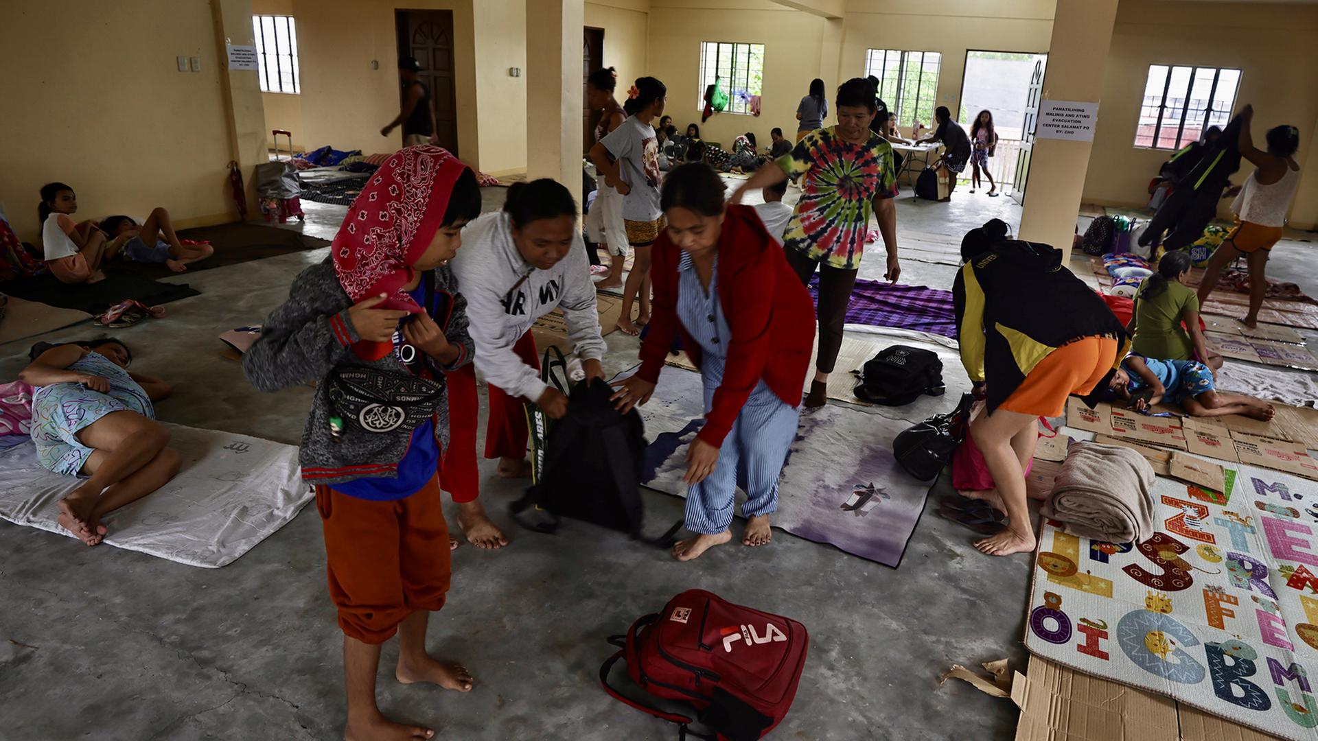 Dorfbewohner suchen Schutz in einer Notunterkunft in der Stadt Cavite auf den Philippinen. | EPA