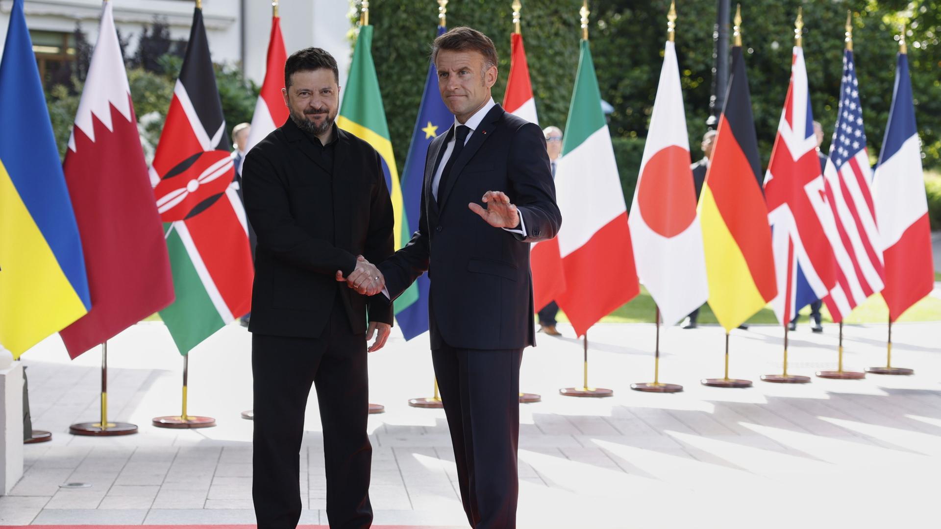 Macron und Selenskyj beim G7-Gipfel in Evian. | Yoan Valat/Pool EPA/AP/dpa