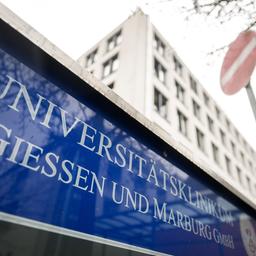 "Universitätsklinikum Gießen und Marburg GmbH" steht auf einem Schild vor dem Uniklinik-Gebäude