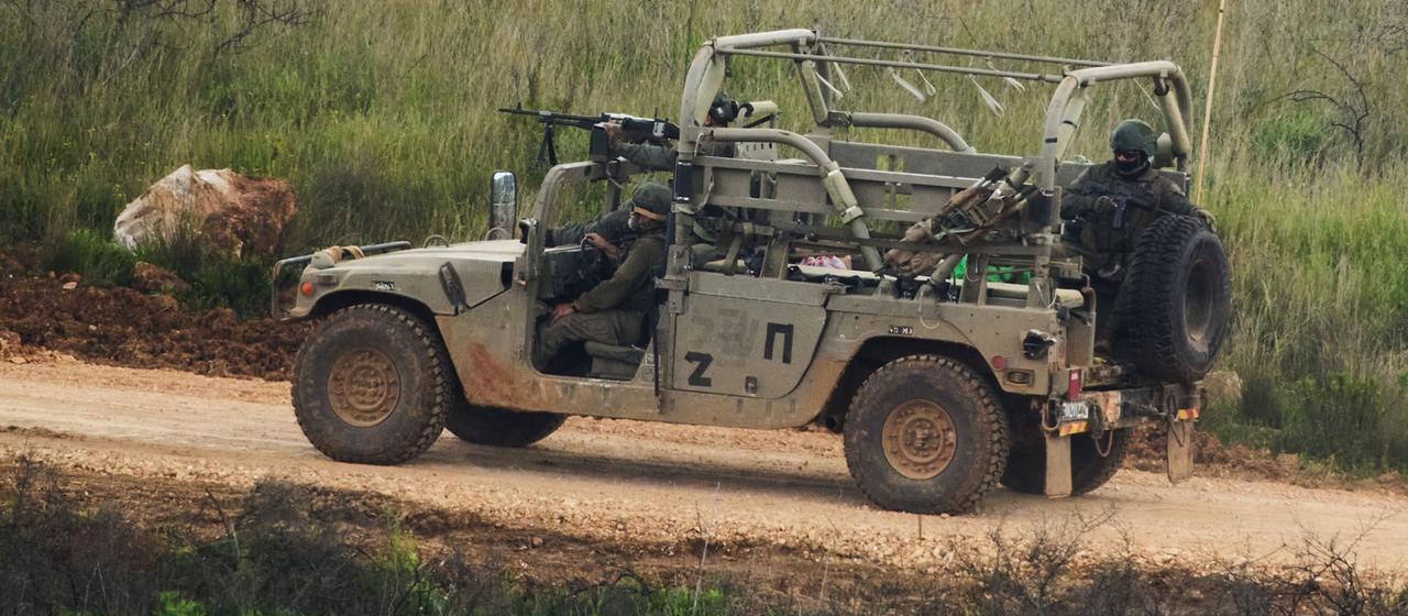 Israelische Soldaten fahren im Südlibanon