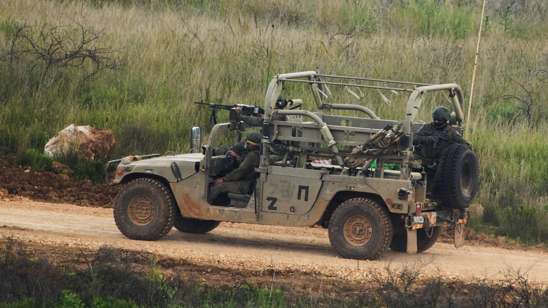 Israelische Soldaten fahren im Südlibanon | Ariel Schalit/AP/dpa