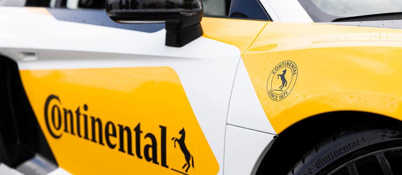 Continental-Logo auf einem Testfahrzeug.