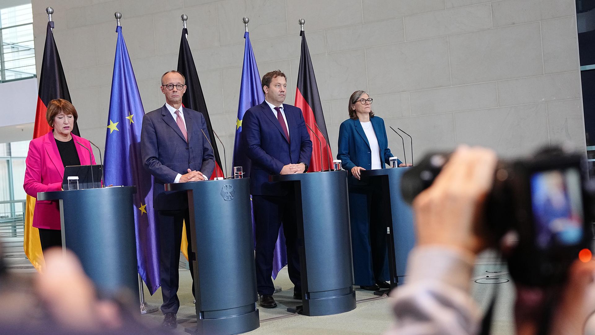 Hildegard Müller, Friedrich Merz, Lars Klingbeil und Christiane Benner geben im Bundeskanzleramt eine Pressekonferenz. | dpa