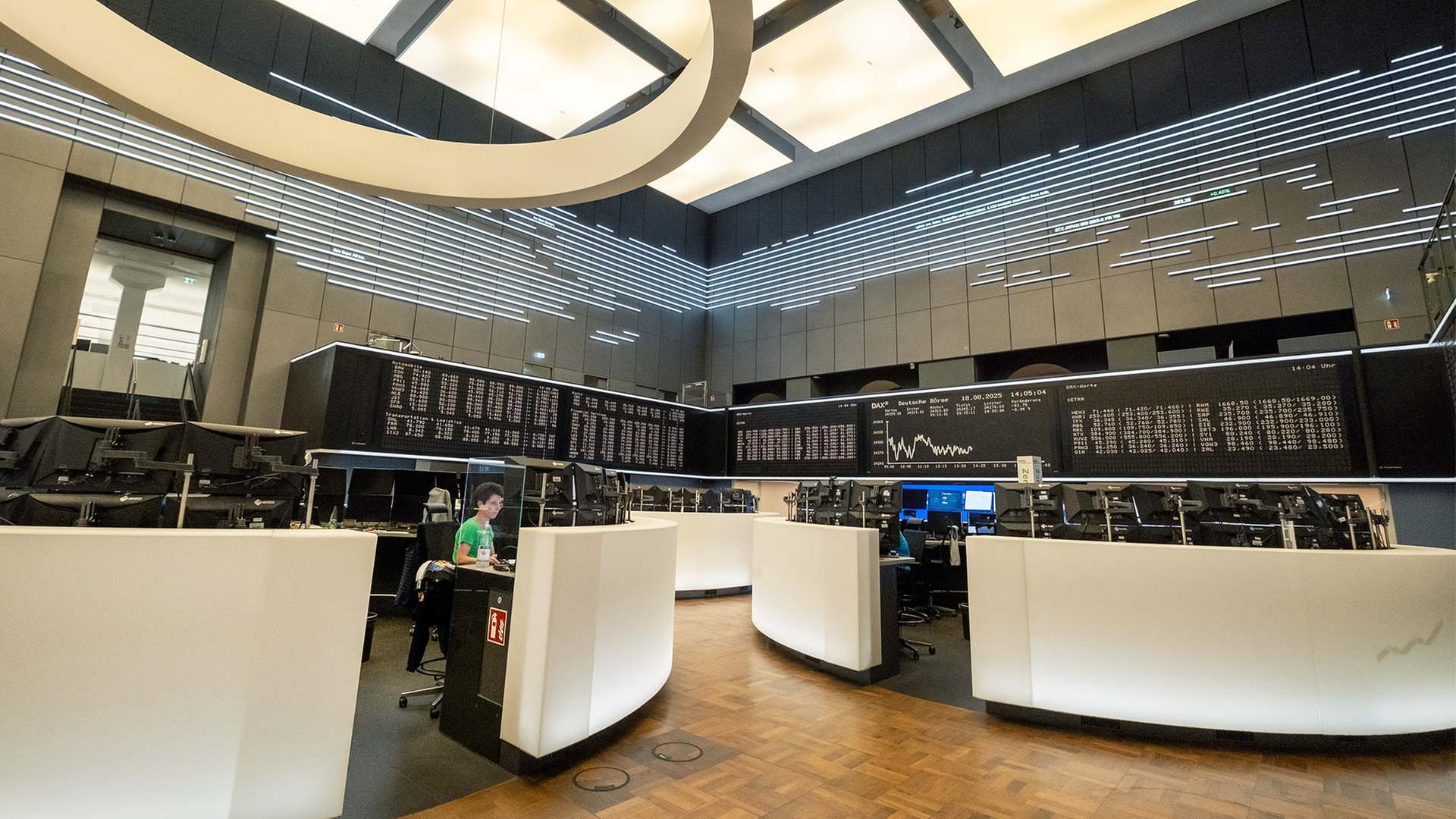 Börsenhändler an der Frankfurter Börse. | picture alliance / Caro