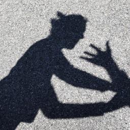 Ein Mann greift nach einer Frau, von beiden sind nur die Schatten zu sehen (Archiv)