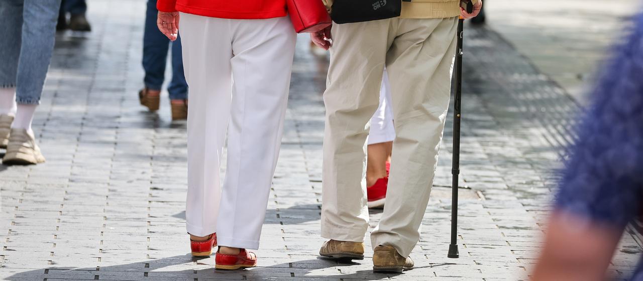 Zwei Rentner gehen durch eine Fußgängerzone. | dpa Zwei Rentner gehen durch eine Fußgängerzone.