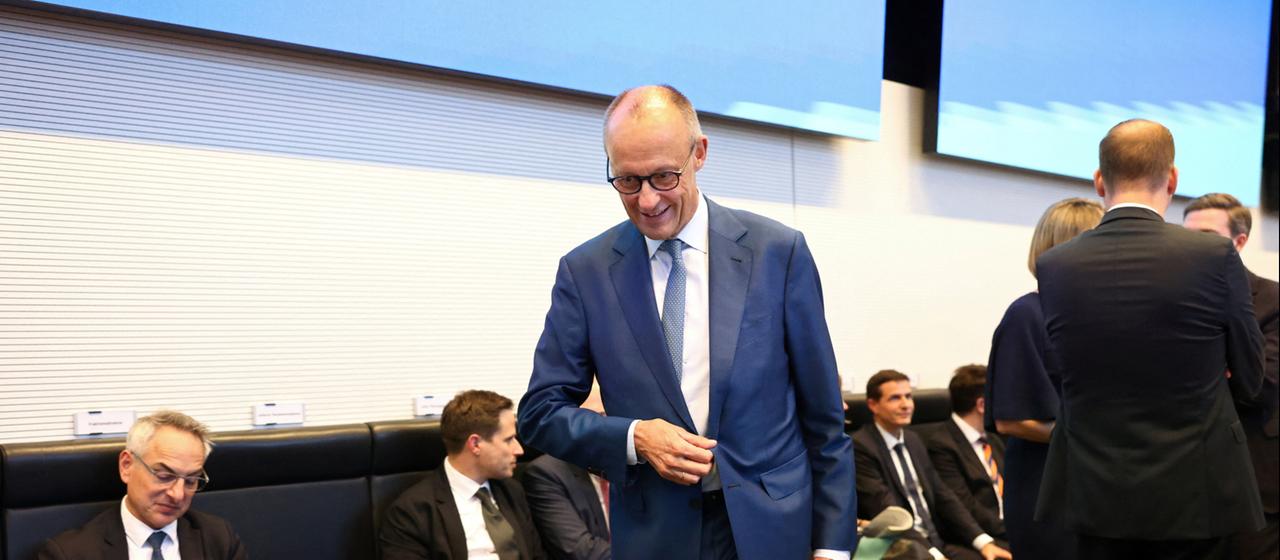 Kanzler Merz bei der Ankunft im Bundestag bei der Unionsfraktion.