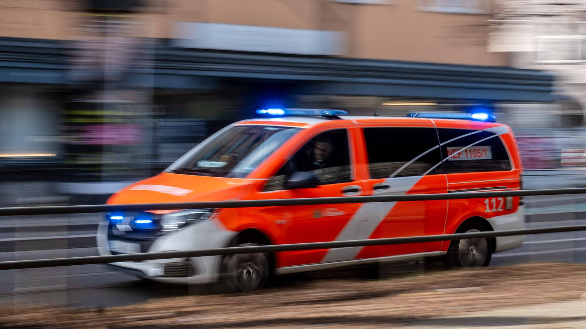 Ein Notarztwagen der Berliner Feuerwehr fährt mit Blaulicht durch Berlin. (Quelle: imago-images/Seeliger) | imago-images/Seeliger
