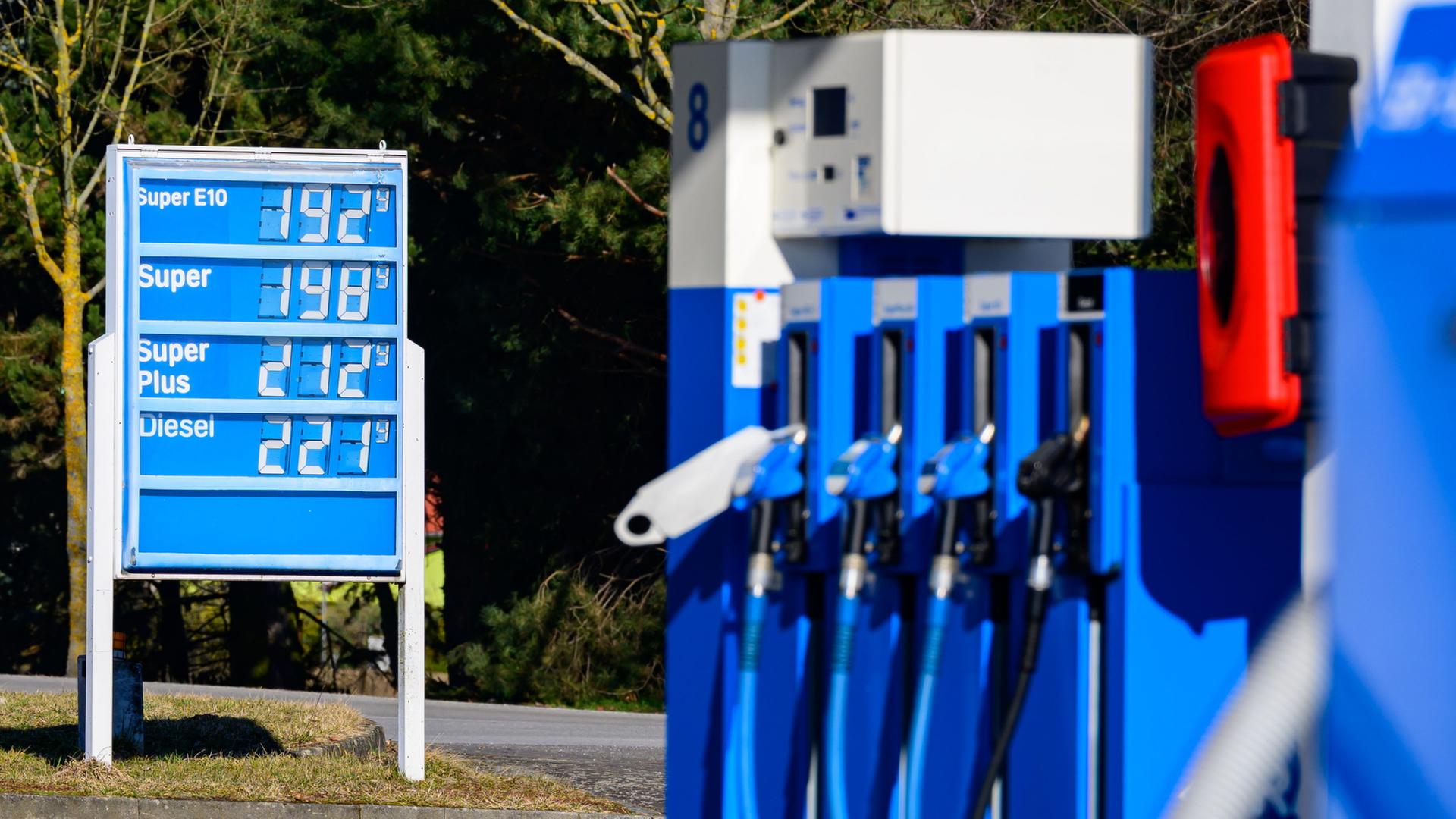 Ein Preisschild an einer Tankstelle | Patrick Pleul/dpa