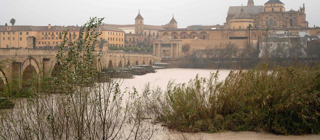 Der über die Ufer getretene Fluss Guadalquivir mit der römischen Brücke in Córdoba.