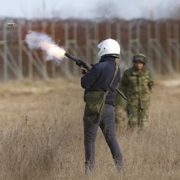 Ein griechischer Soldat feuert eine Tränengaspatrone ab, (01.03.2020)
