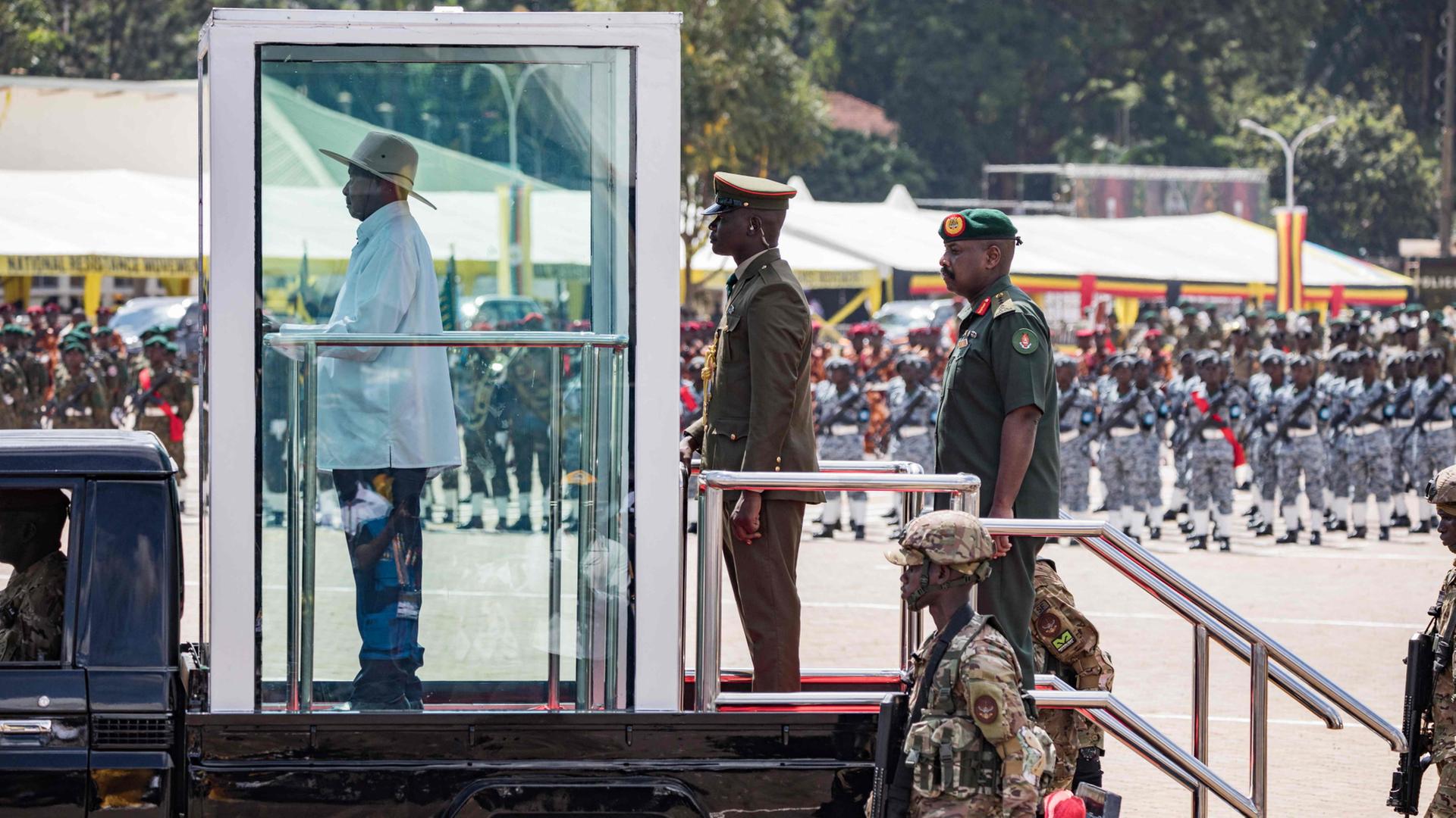 Muhoozi Kainerugaba steht hinter Yoweri Museveni. | AFP