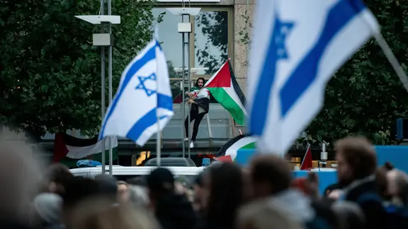 Manifestation pro-palestinienne avec drapeau palestinien lors d'une manifestation pro-israélienne.