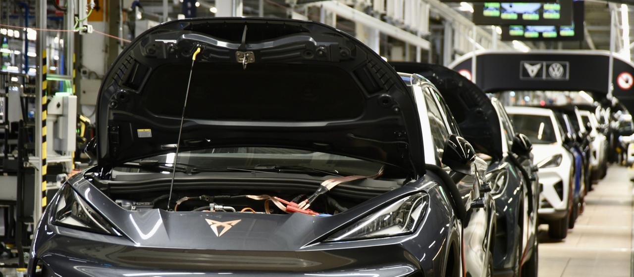 Fahrzeuge auf dem Fließband des SEAT-Autowerks in Martorell, Spanien.
