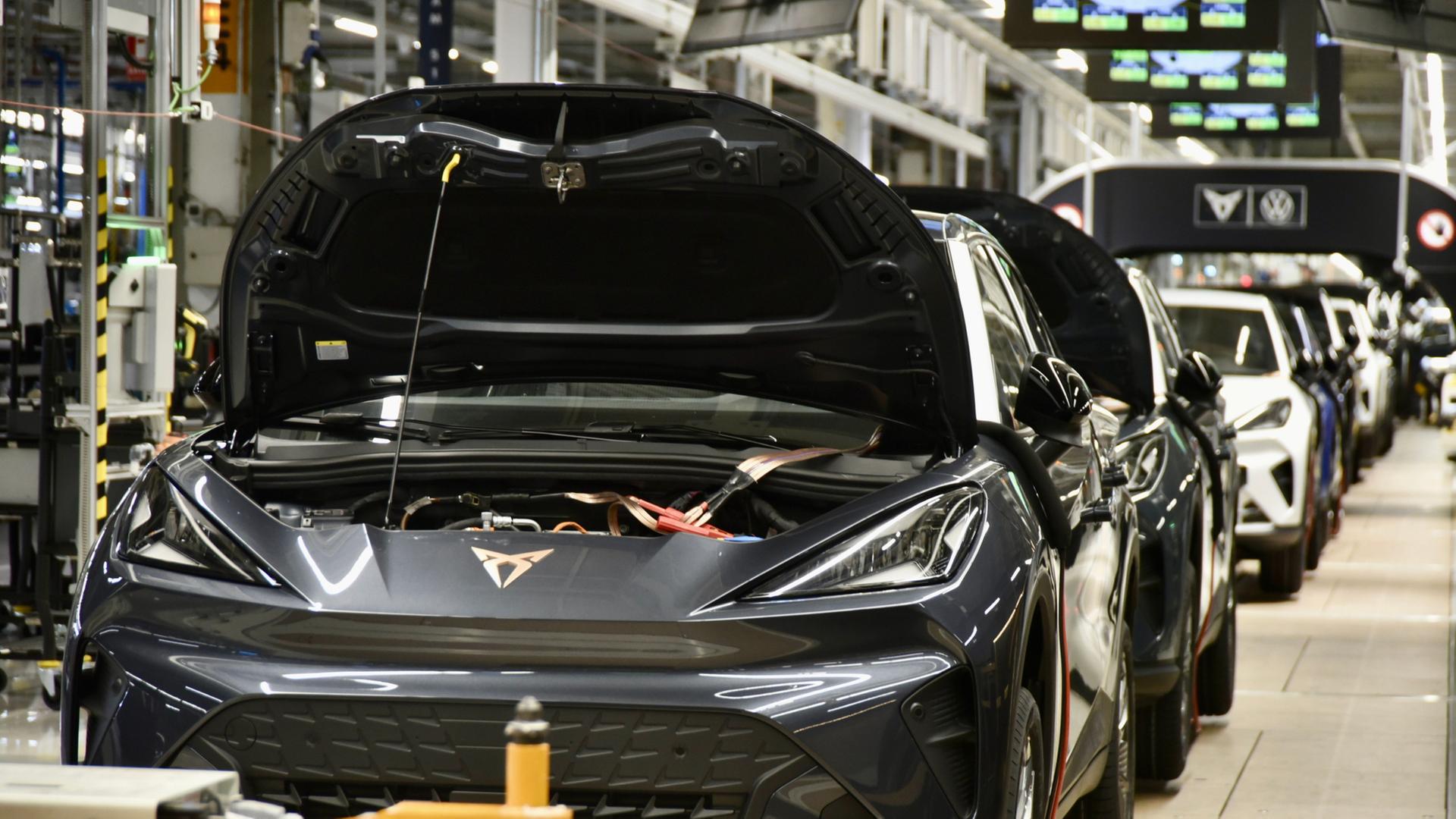 Fahrzeuge auf dem Fließband des SEAT-Autowerks in Martorell, Spanien. | David Oller/EUROPA PRESS/dpa