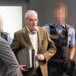 Heinrich XIII. Prinz Reuß kommt von Polizisten geleitet in den Verhandlungssaal im Oberlandesgericht Frankfurt (Hessen).