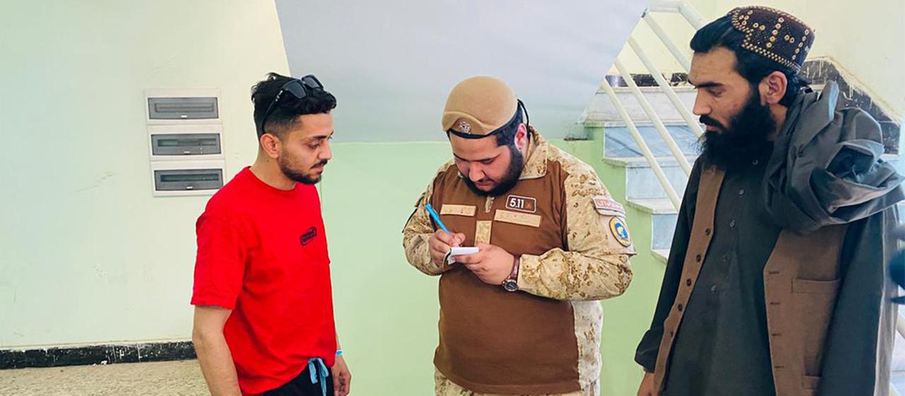 Ein Mann wird am Flughafen Kabul kontrolliert.