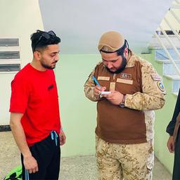 Ein Mann wird am Flughafen Kabul kontrolliert.