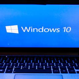 Die Betriebssystemlogos von Windows 10 auf einem Laptop-Bildschirm.