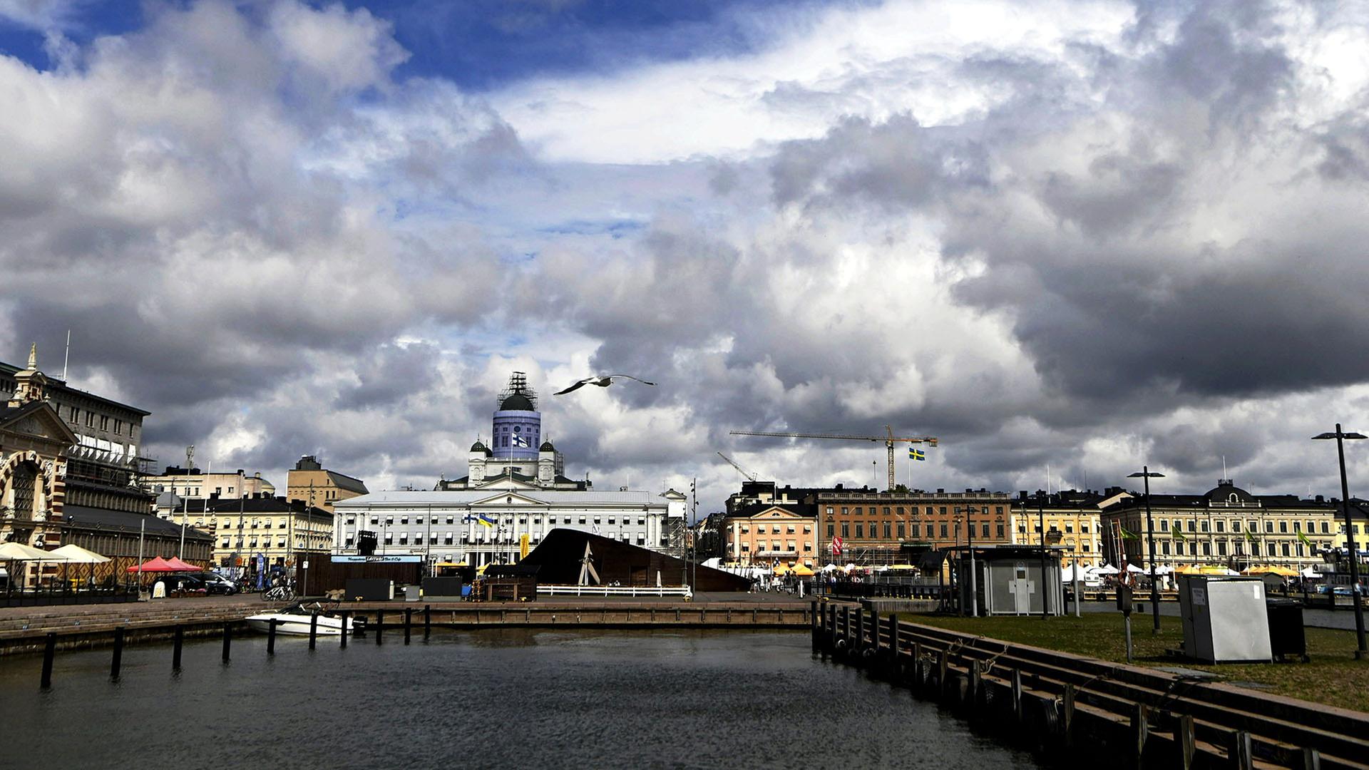 Dunkle Wolken über der finnischen Hauptstadt Helsinki. | picture alliance/dpa/Lehtikuva