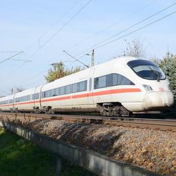 ICE-Zug mit Neigetechnik der Deutschen Bahn bei Dresden