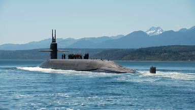 Das ballistische Raketen-U-Boot der Ohio-Klasse USS "Nebraska" SSBN 739 durchquert den Hood Canal (Washington).