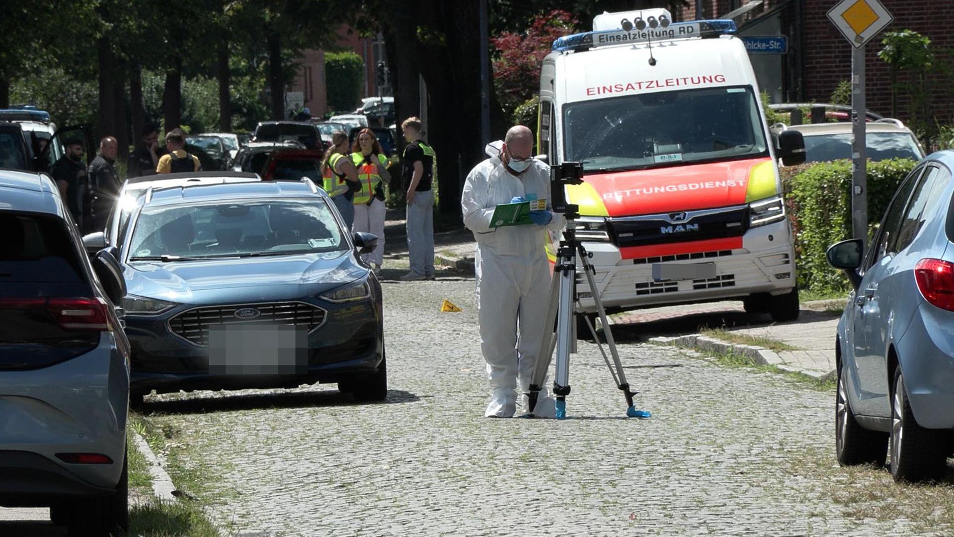 Einsatzkräfte und Spurensicherung stehen auf einer Straße in Stade.  | Fabian Höfig/NEWS5/dpa