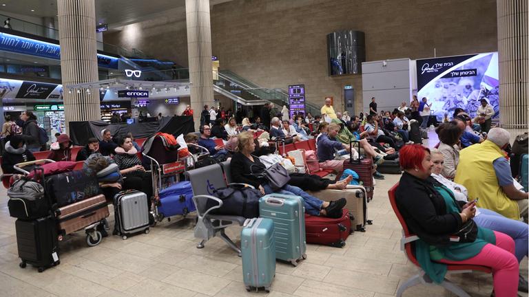 Wartende Menschen am Flughafen Ben Gurion in Tel Aviv
