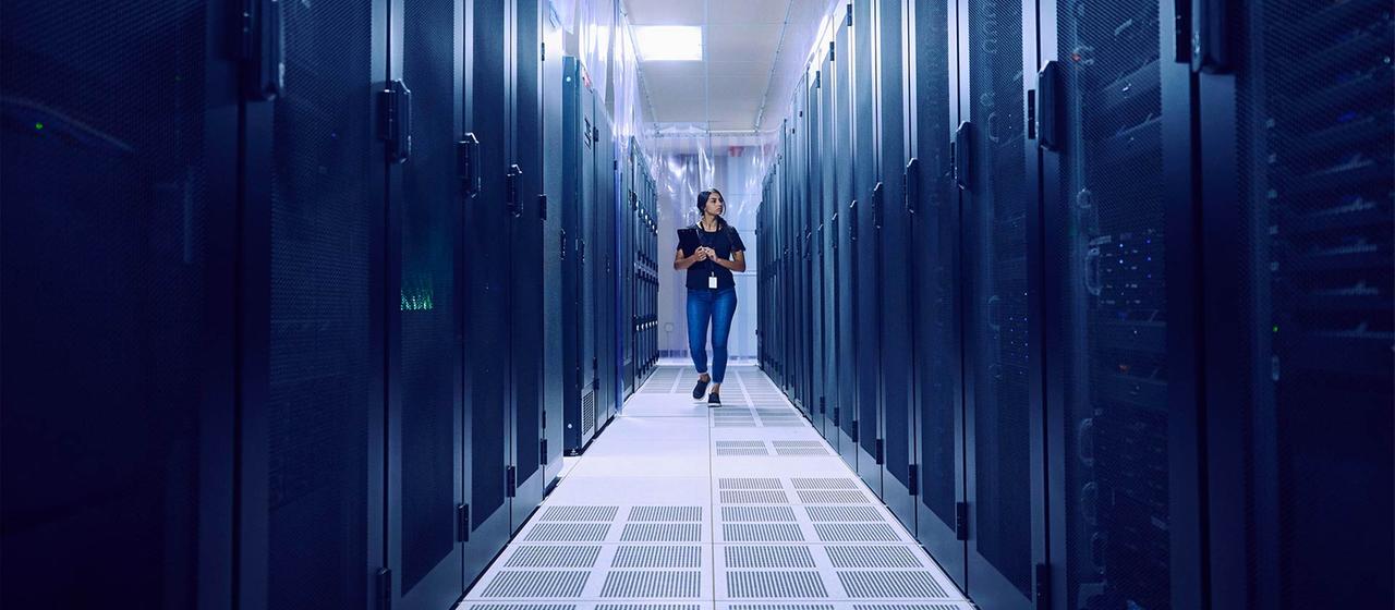 Technikerin arbeitet in einem Serverraum.