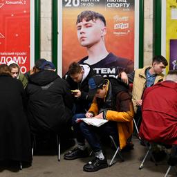 Menschen in Kiew suchen Schutz in einer U-Bahn-Station.