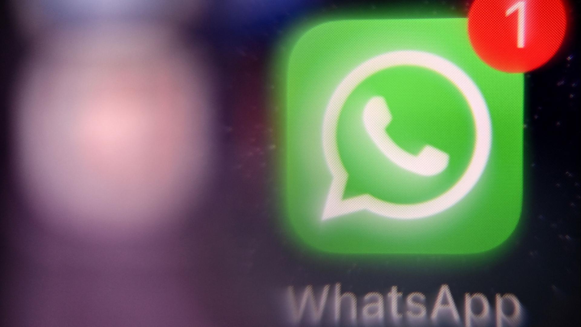 Das Logo von WhatsApp auf einem Handybildschirm. | AFP