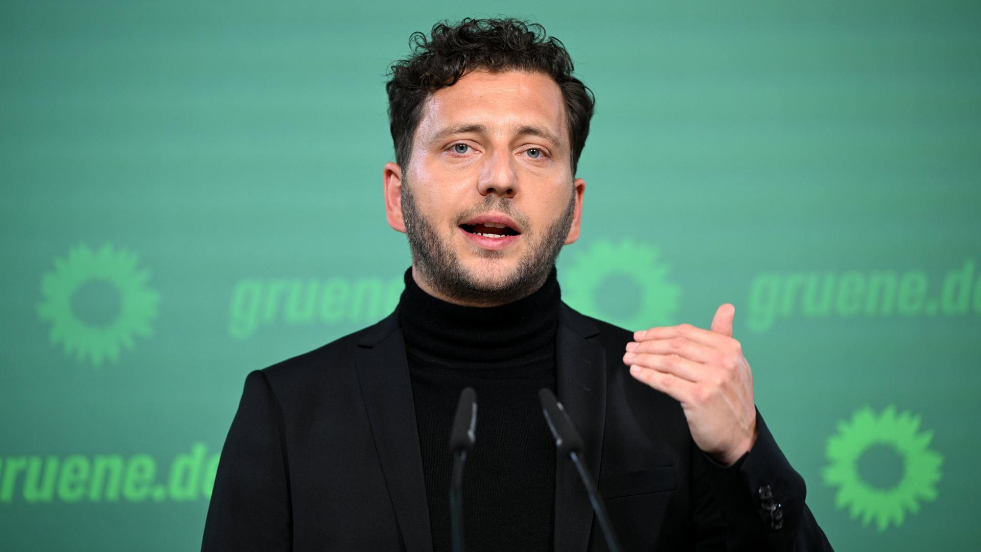 Felix Banaszak, Bundesvorsitzender von Bündnis 90/Die Grünen, äußert sich bei einer Pressekonferenz | Lilli Förter / dpa